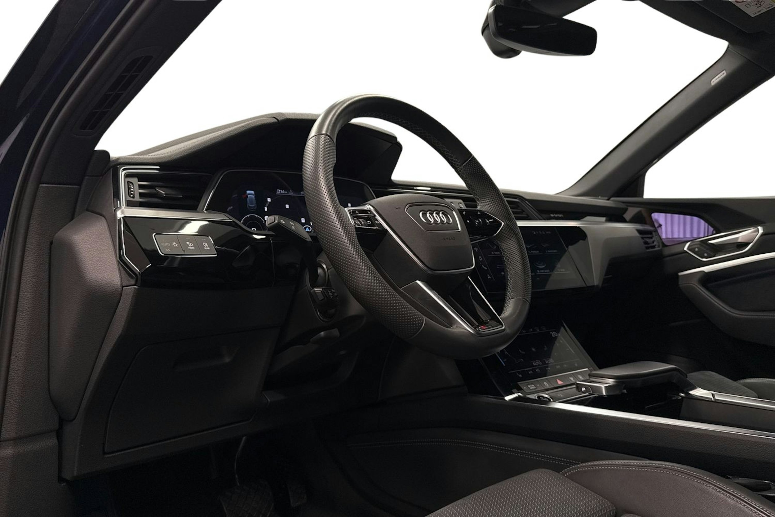 sininen Audi e-tron 2022 kuva 7.