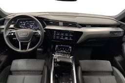 sininen Audi e-tron 2022 kuva 9.