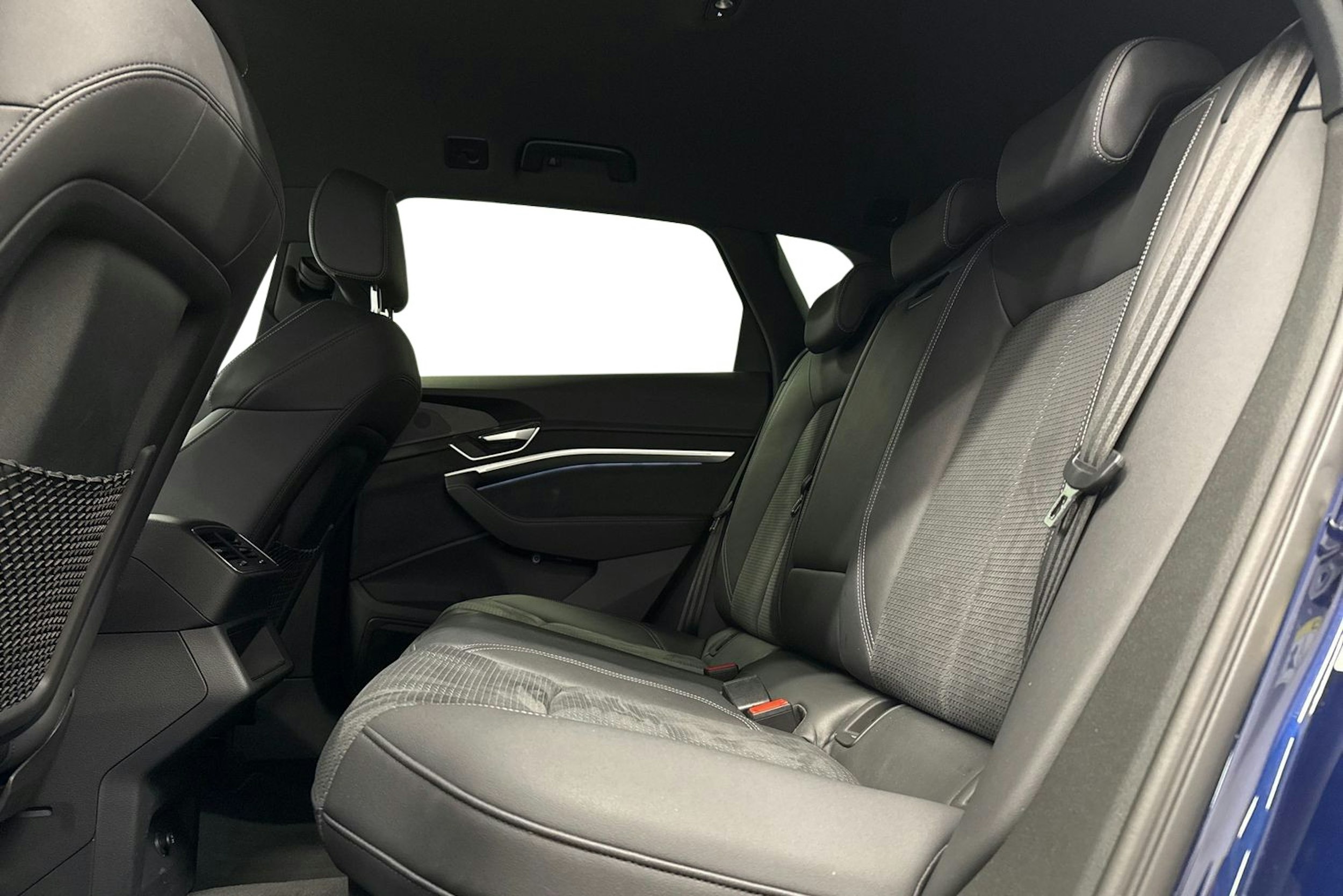 sininen Audi e-tron 2022 kuva 10.