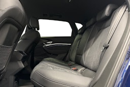 sininen Audi e-tron 2022 kuva 10.