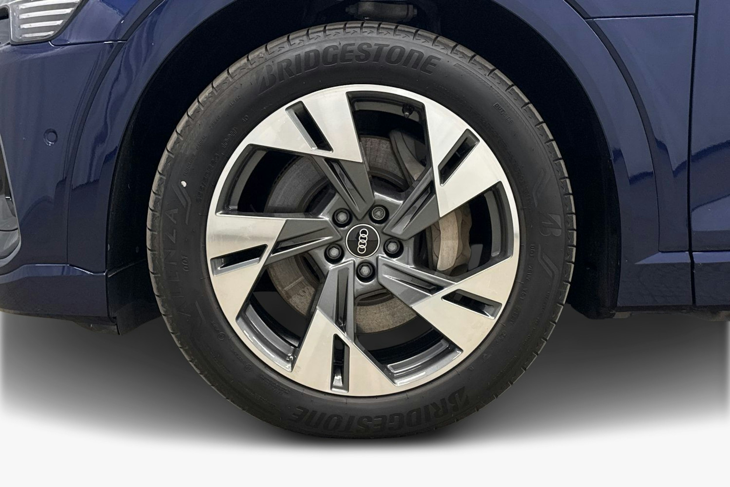 sininen Audi e-tron 2022 kuva 11.