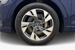 sininen Audi e-tron 2022 kuva 11.