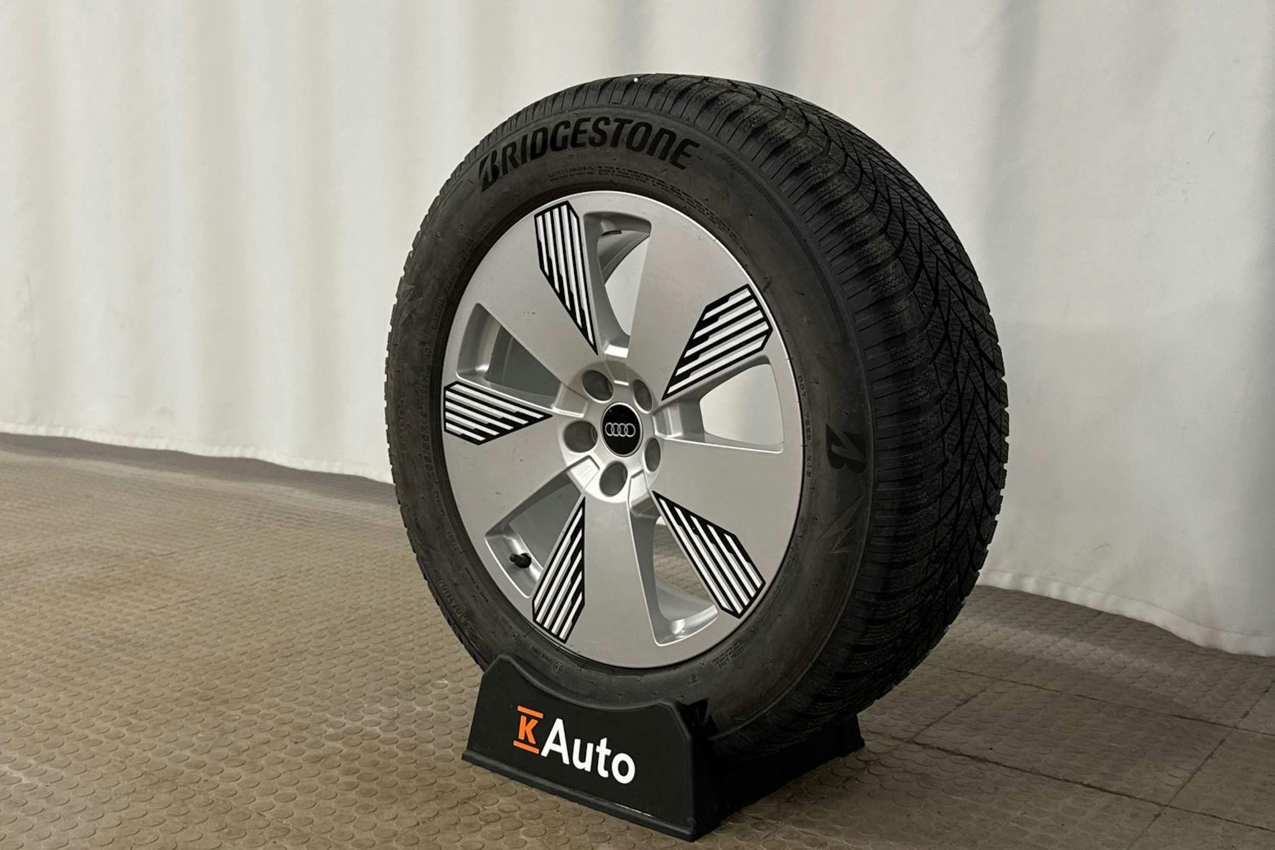 sininen Audi e-tron 2022 kuva 12.