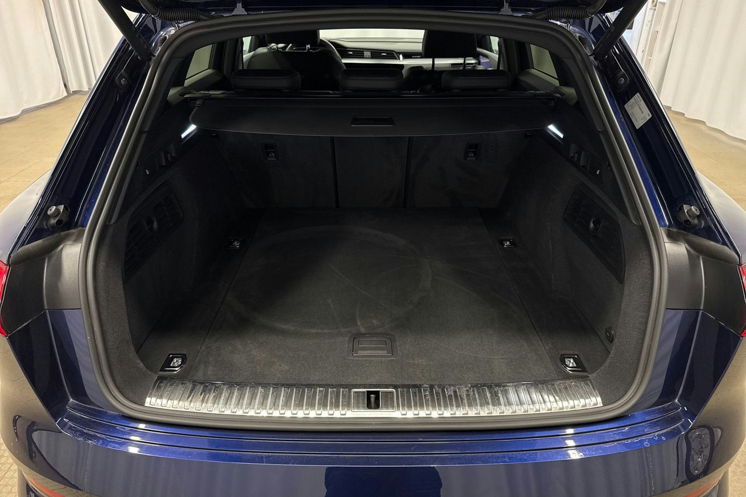 sininen Audi e-tron 2022 kuva 13.