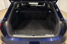 sininen Audi e-tron 2022 kuva 13.
