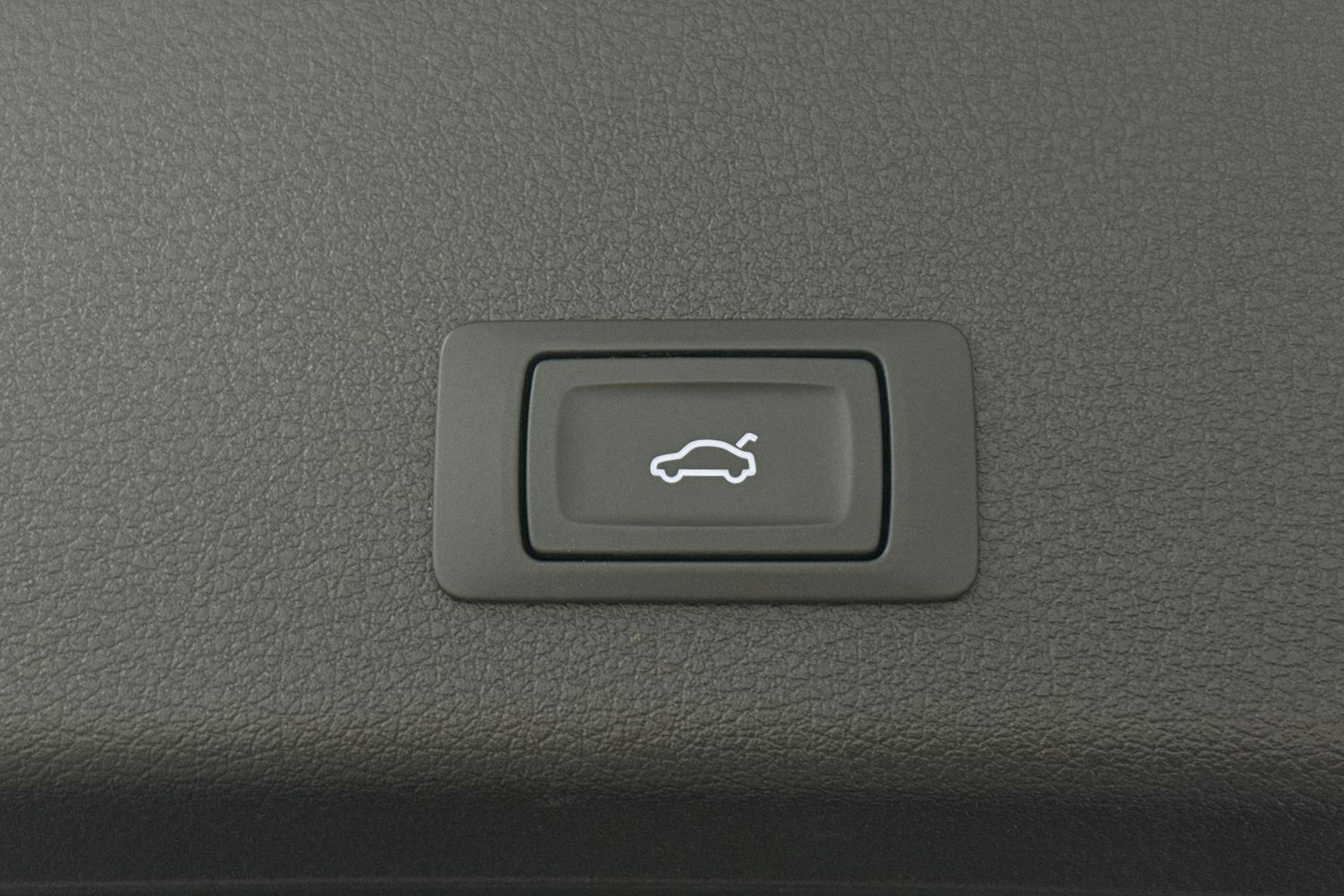 sininen Audi e-tron 2022 kuva 14.