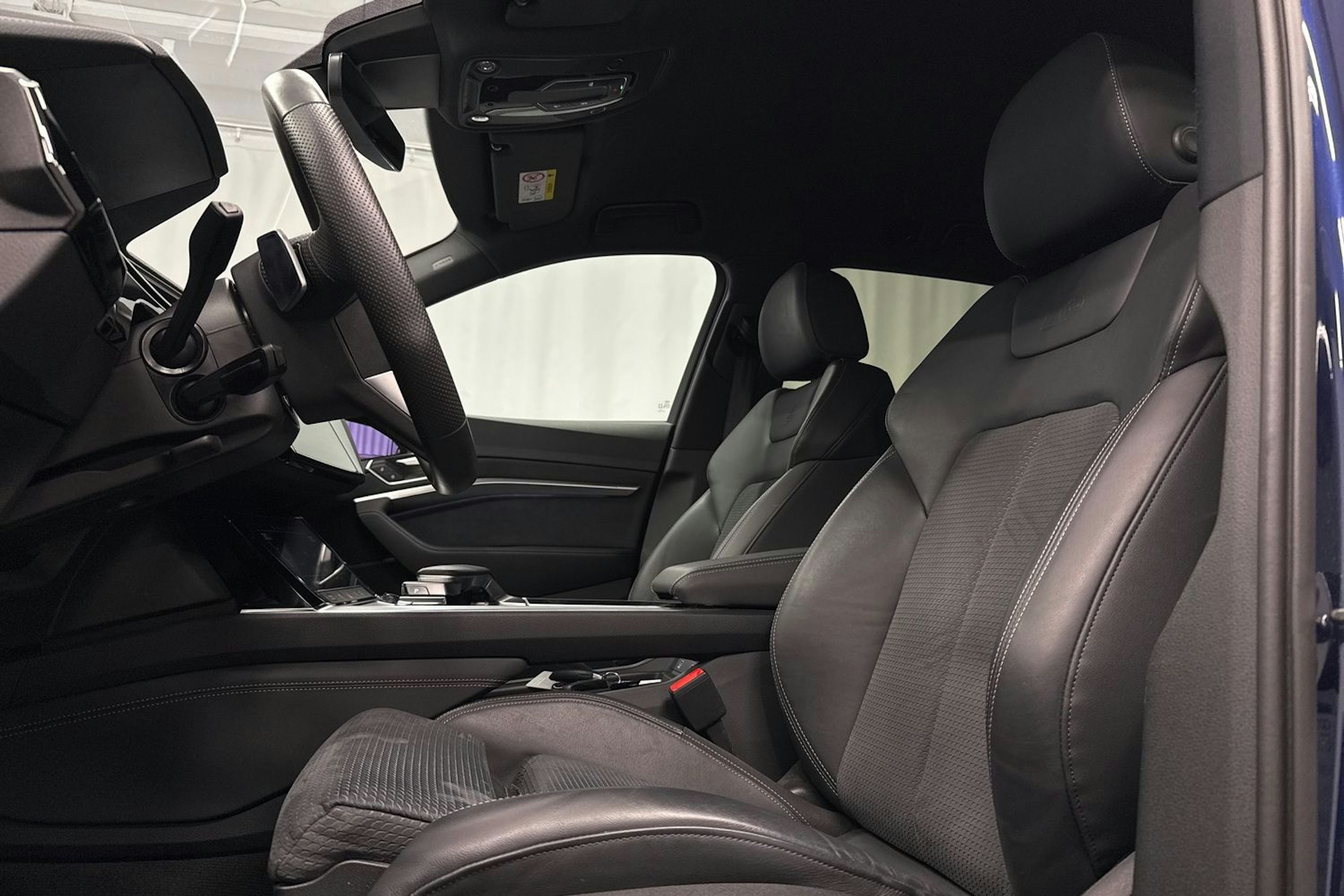 sininen Audi e-tron 2022 kuva 15.