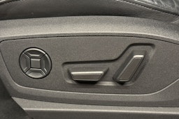 sininen Audi e-tron 2022 kuva 16.