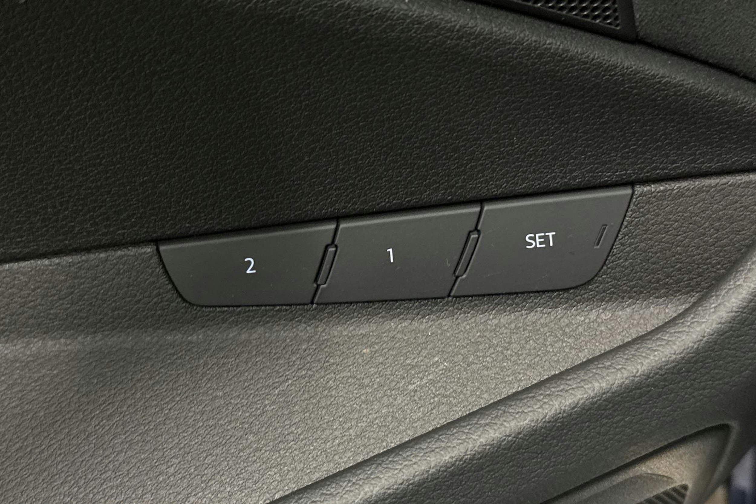 sininen Audi e-tron 2022 kuva 17.