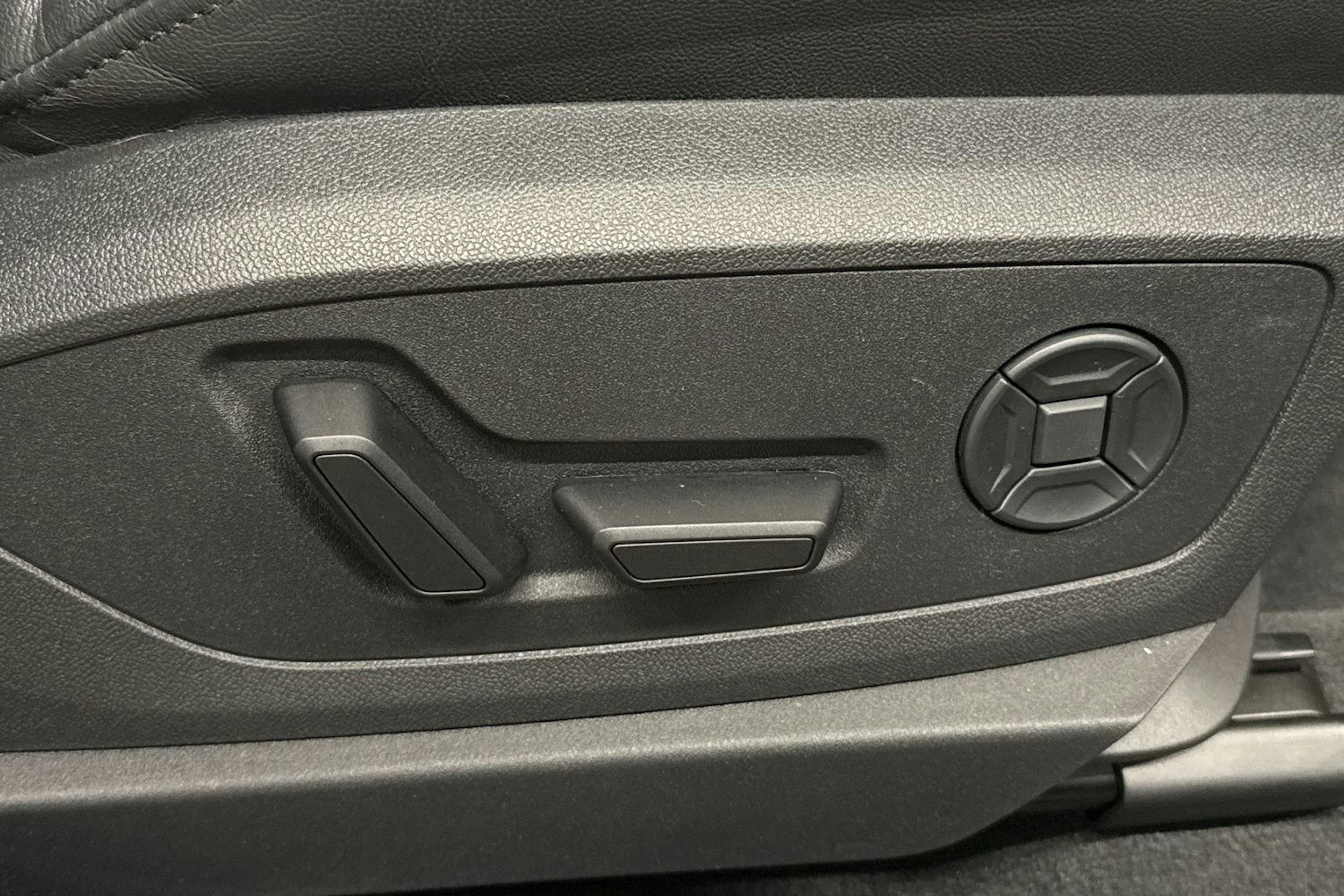 sininen Audi e-tron 2022 kuva 18.
