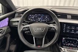 sininen Audi e-tron 2022 kuva 19.