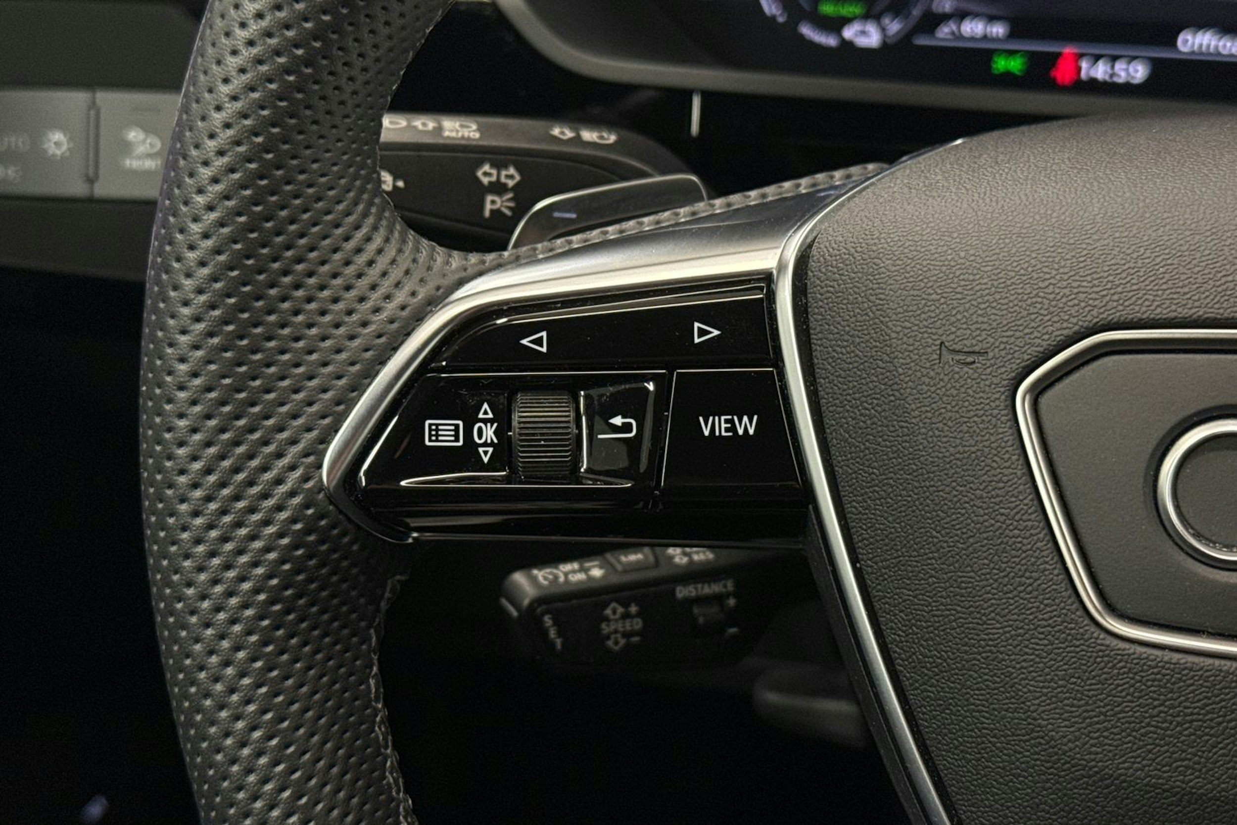 sininen Audi e-tron 2022 kuva 20.