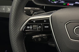 sininen Audi e-tron 2022 kuva 20.