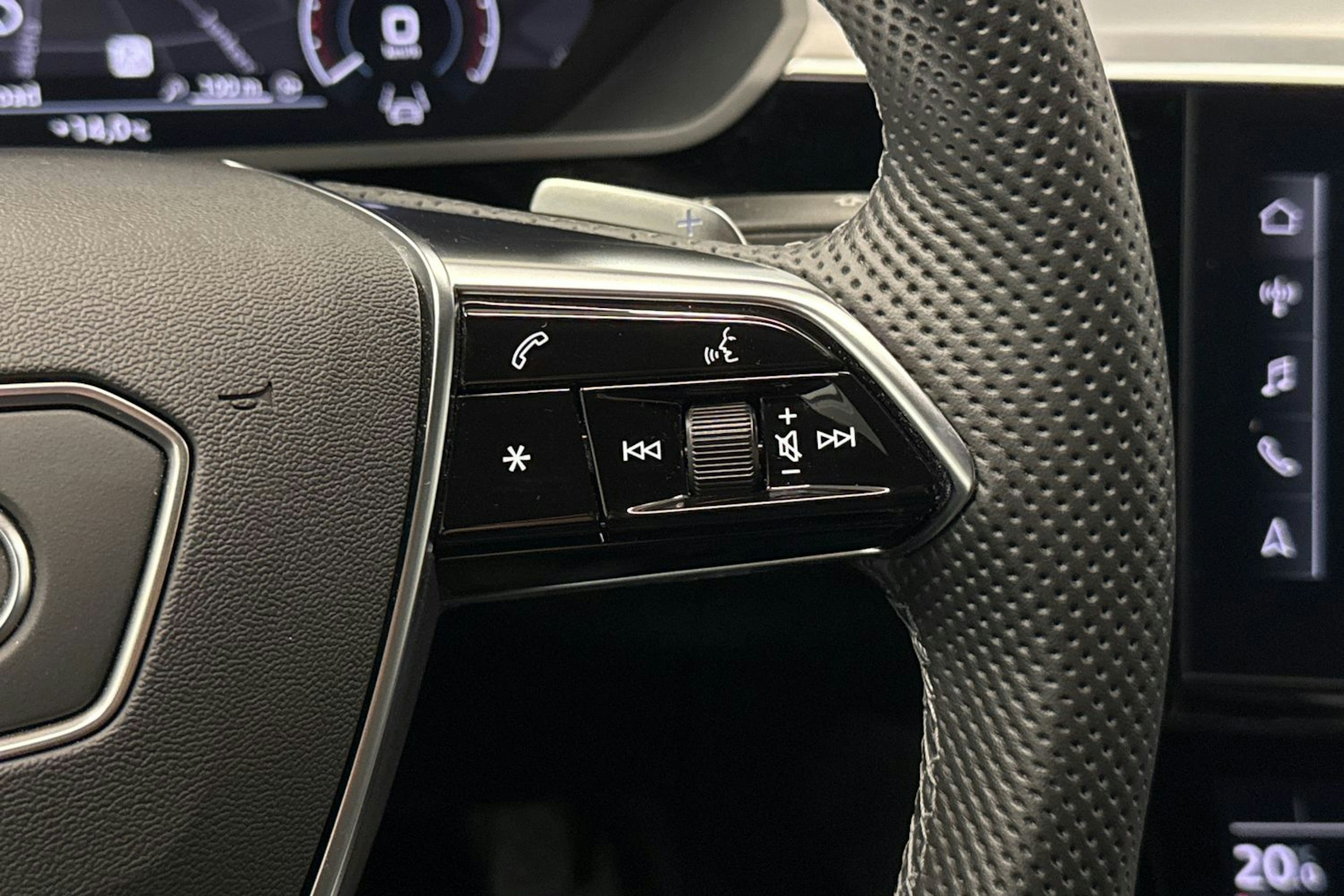 sininen Audi e-tron 2022 kuva 21.