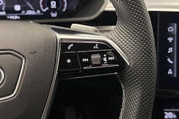 sininen Audi e-tron 2022 kuva 21.
