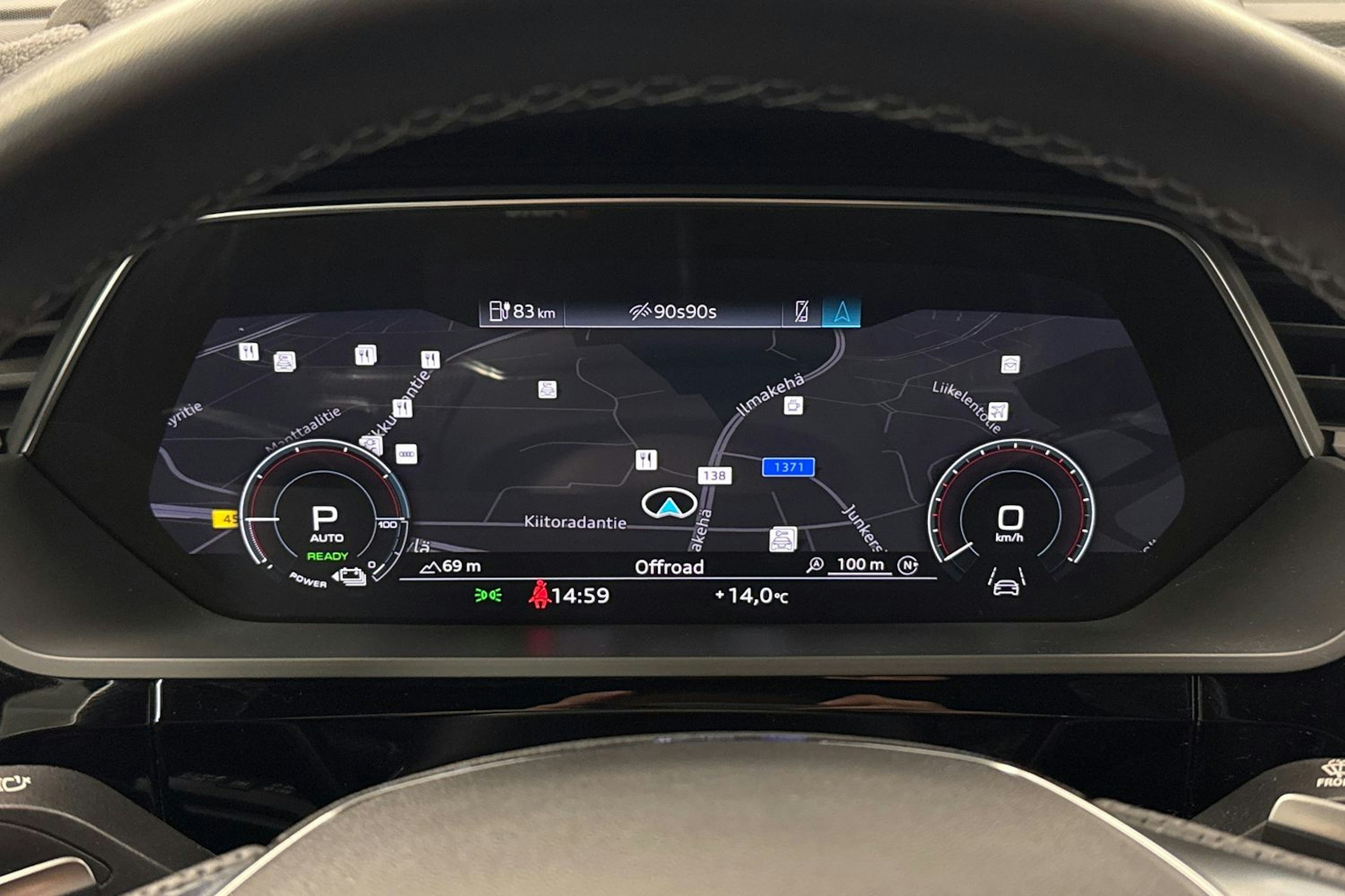 sininen Audi e-tron 2022 kuva 23.