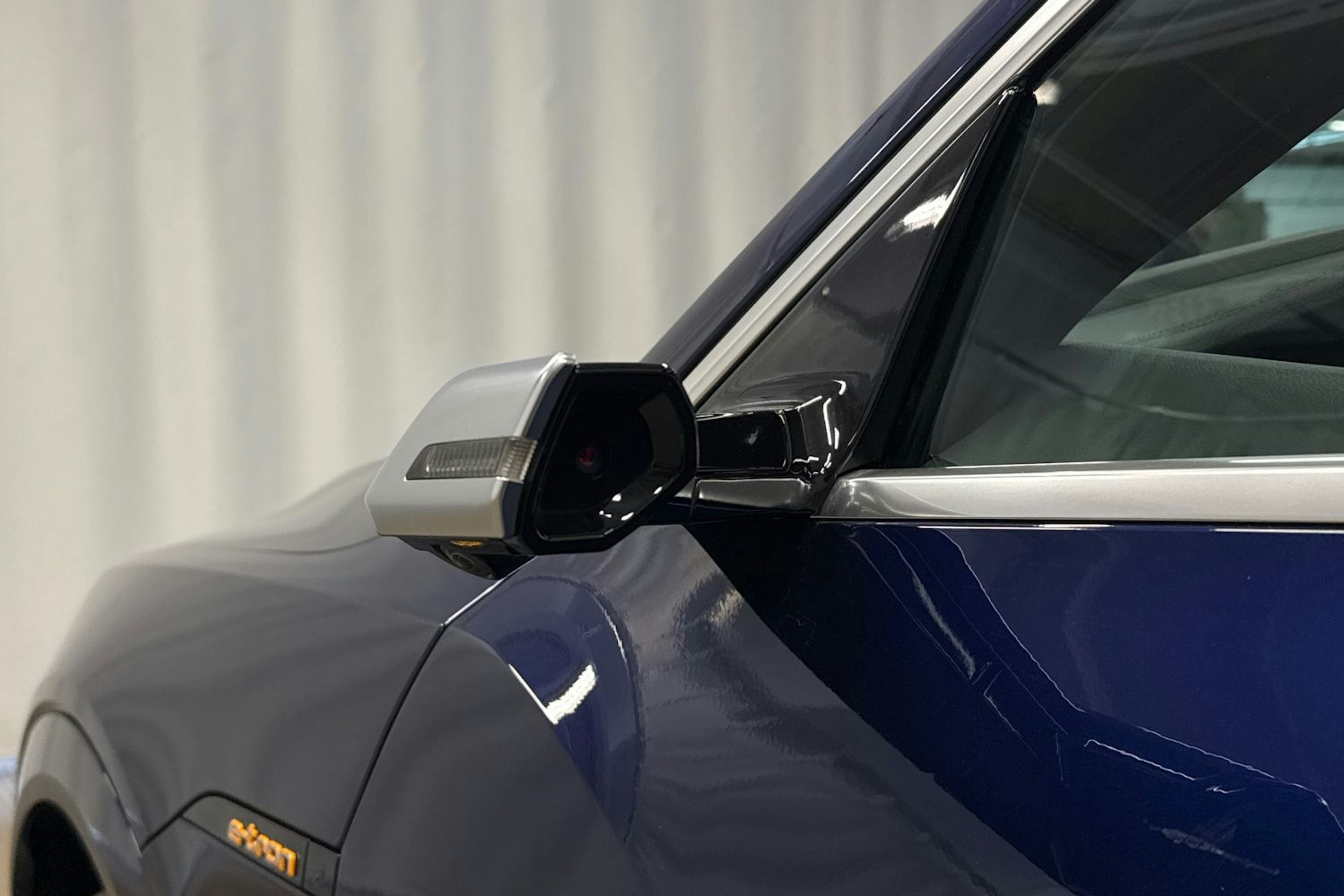 sininen Audi e-tron 2022 kuva 26.