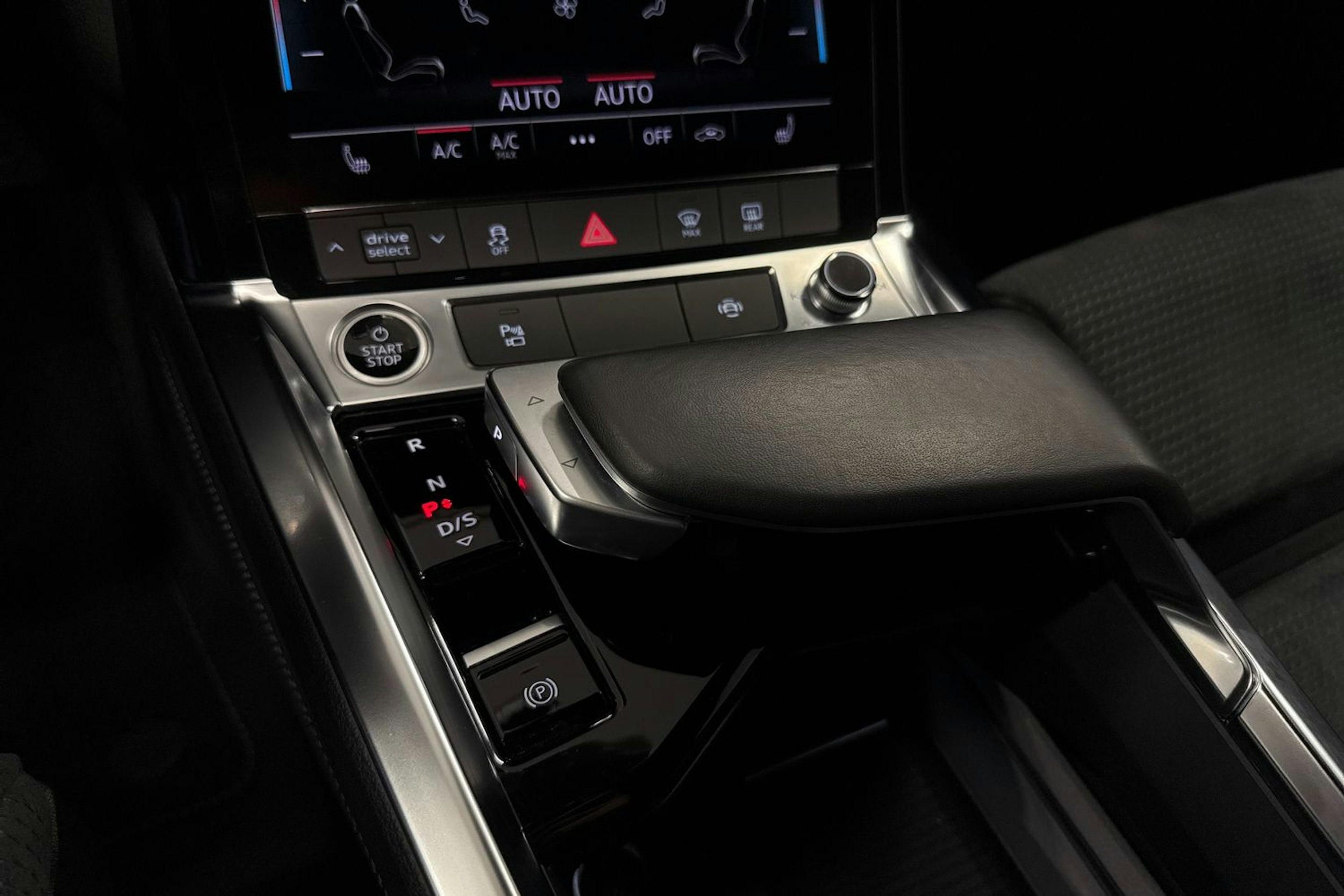 sininen Audi e-tron 2022 kuva 27.