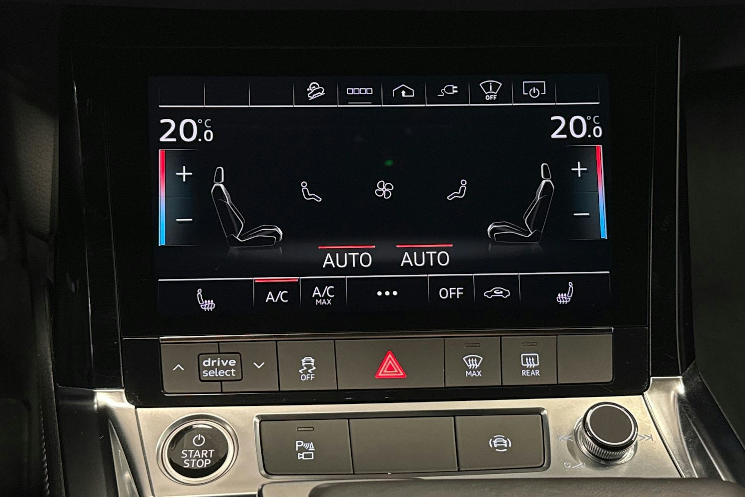 sininen Audi e-tron 2022 kuva 28.