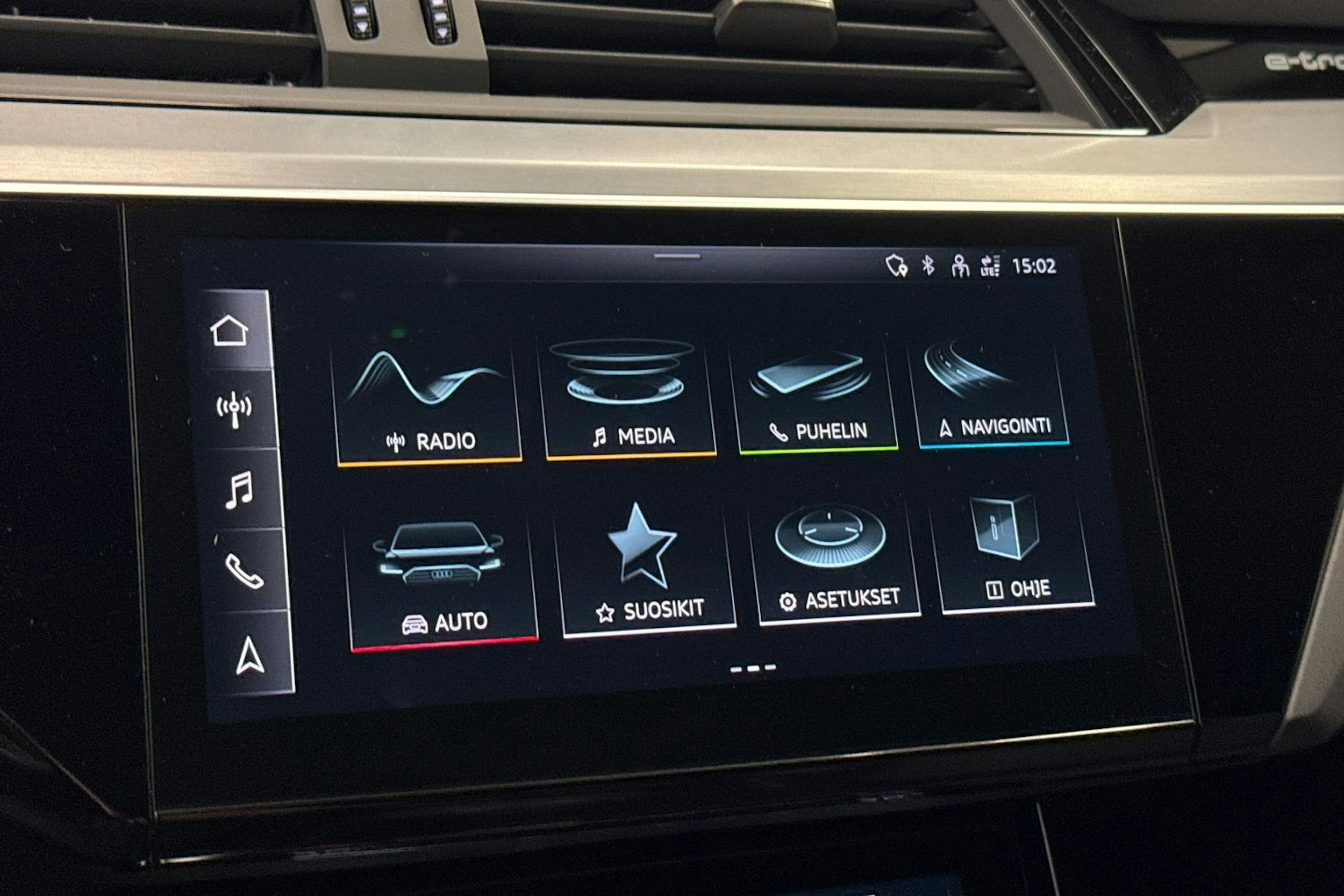 sininen Audi e-tron 2022 kuva 29.