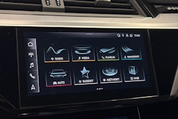 sininen Audi e-tron 2022 kuva 29.