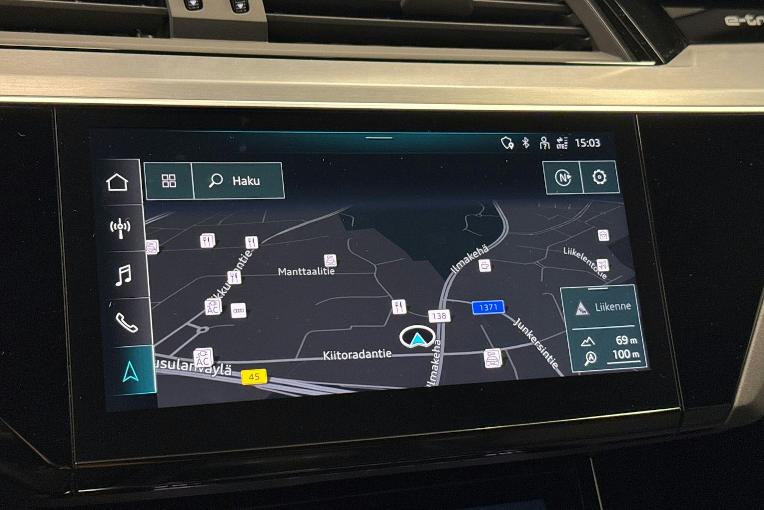 sininen Audi e-tron 2022 kuva 30.