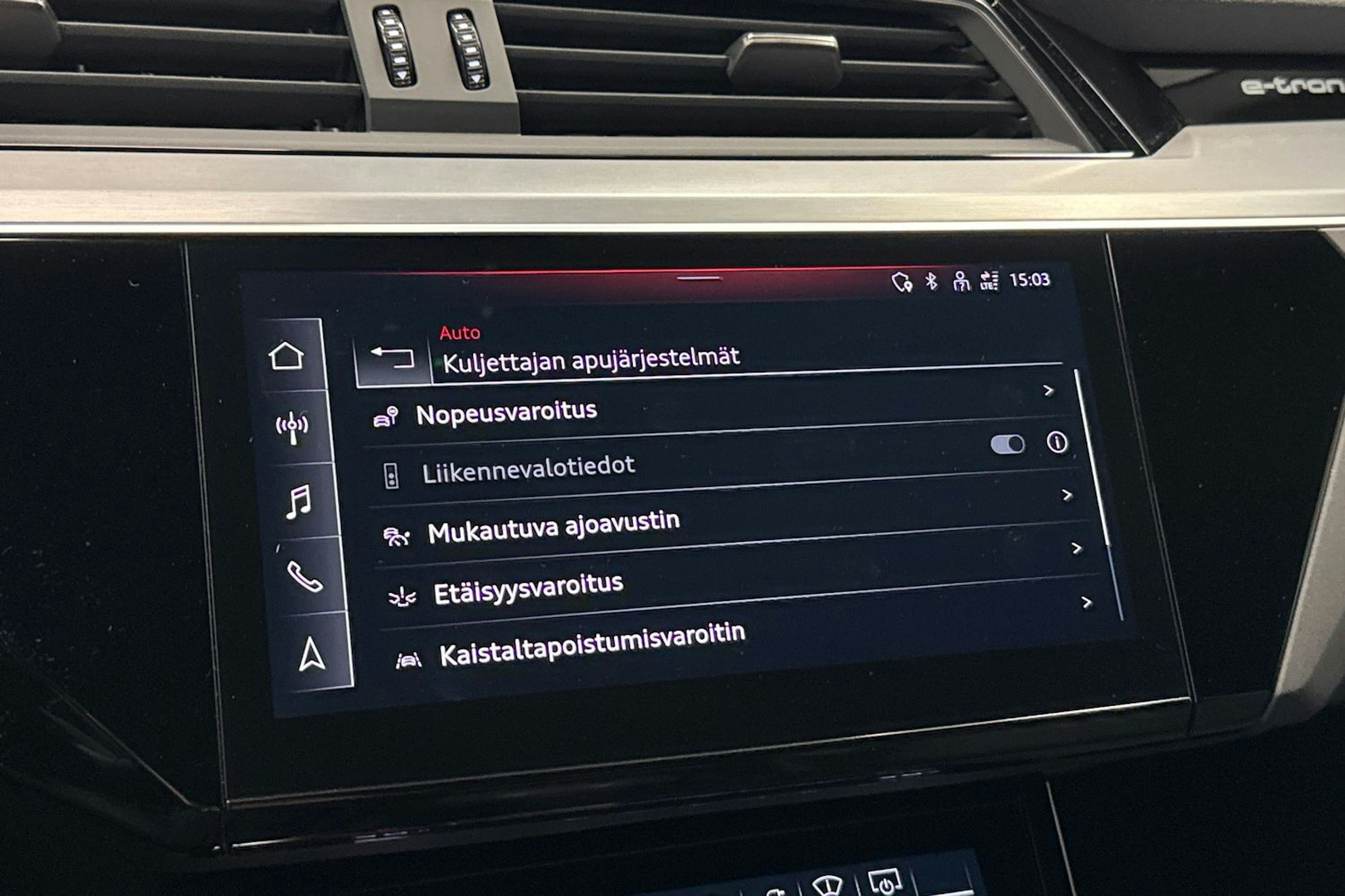 sininen Audi e-tron 2022 kuva 31.