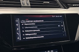 sininen Audi e-tron 2022 kuva 31.