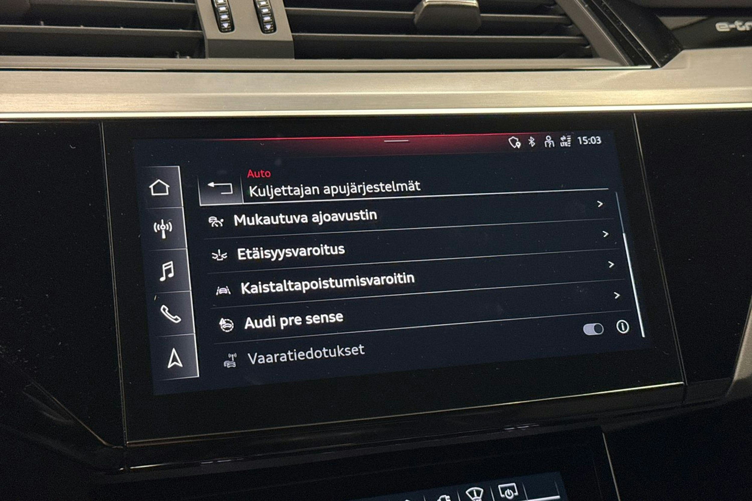 sininen Audi e-tron 2022 kuva 32.