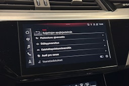 sininen Audi e-tron 2022 kuva 32.