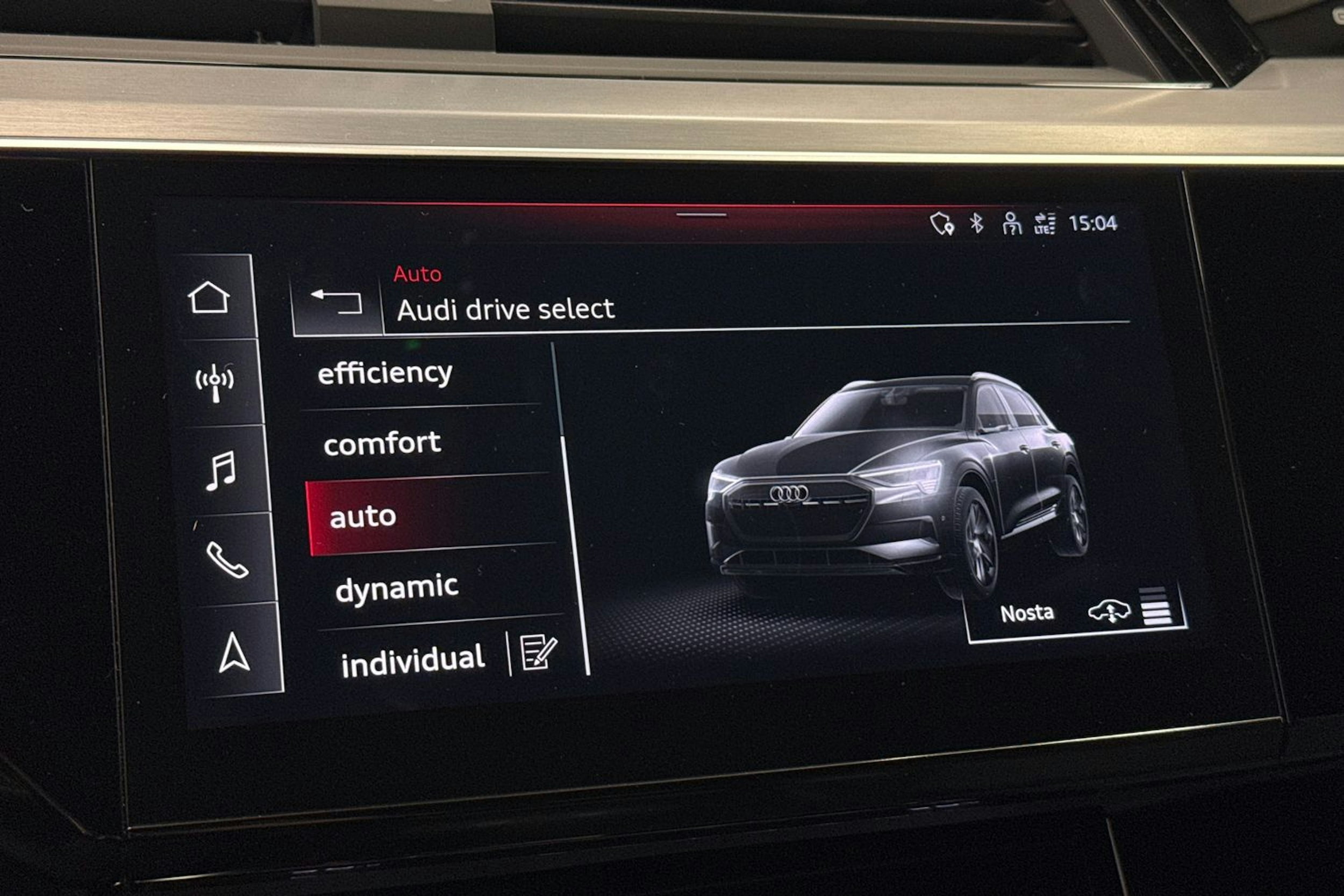 sininen Audi e-tron 2022 kuva 33.