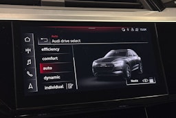 sininen Audi e-tron 2022 kuva 33.