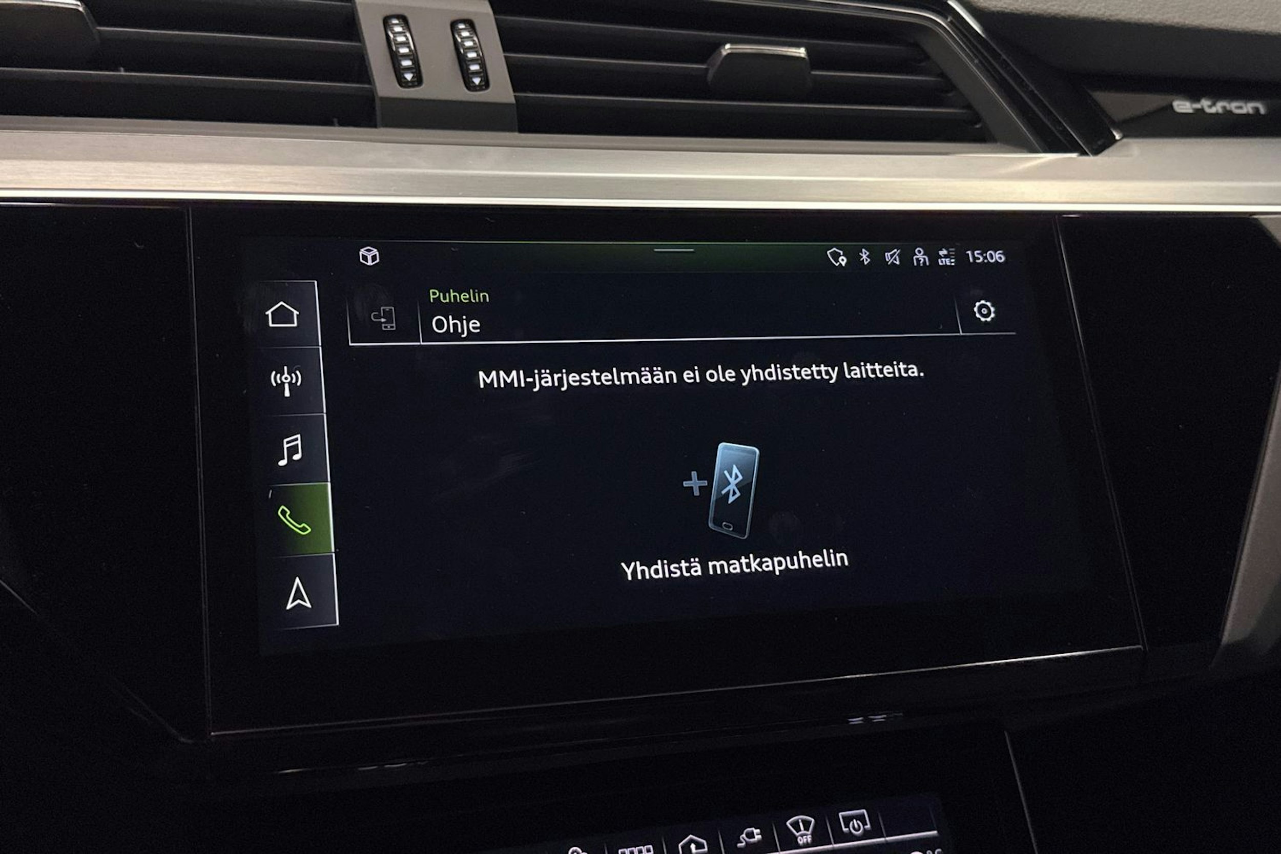 sininen Audi e-tron 2022 kuva 34.