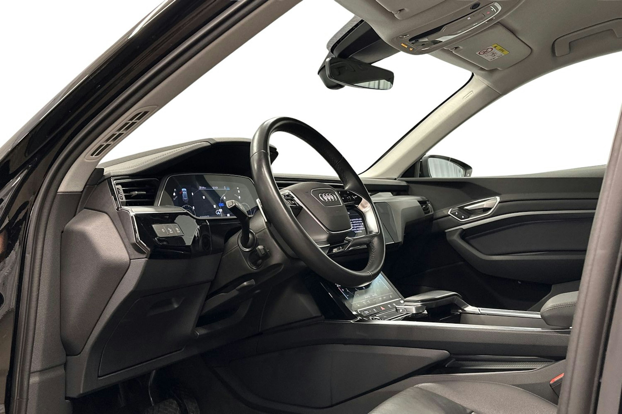 musta Audi e-tron 2022 kuva 7.