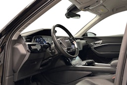 musta Audi e-tron 2022 kuva 7.