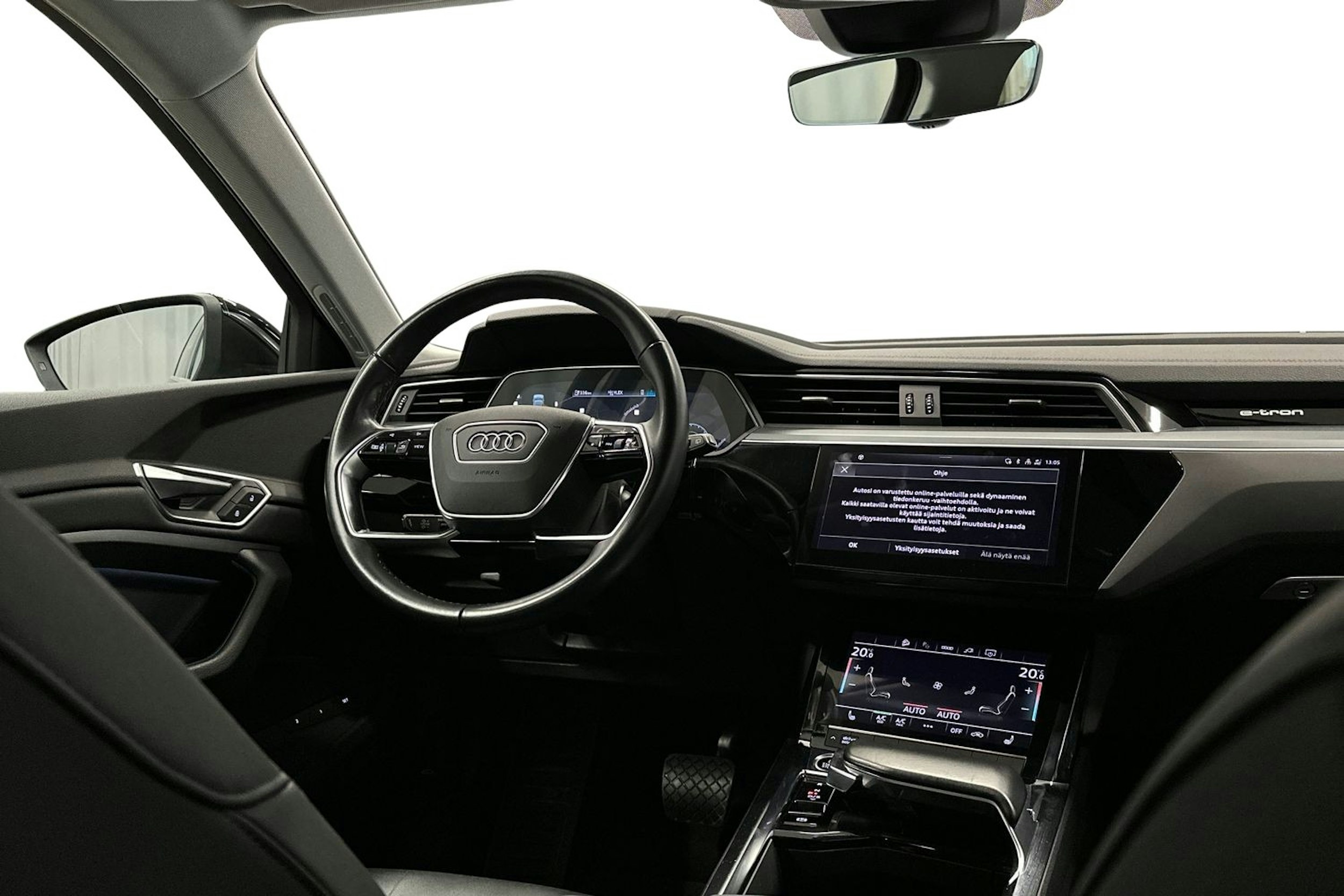 musta Audi e-tron 2022 kuva 8.