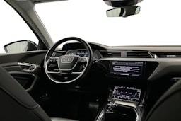 musta Audi e-tron 2022 kuva 8.
