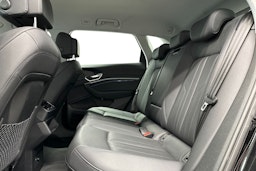 musta Audi e-tron 2022 kuva 9.