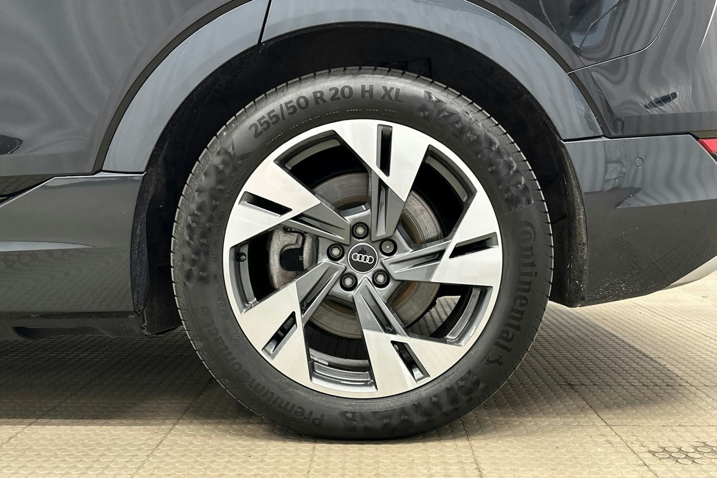 musta Audi e-tron 2022 kuva 11.