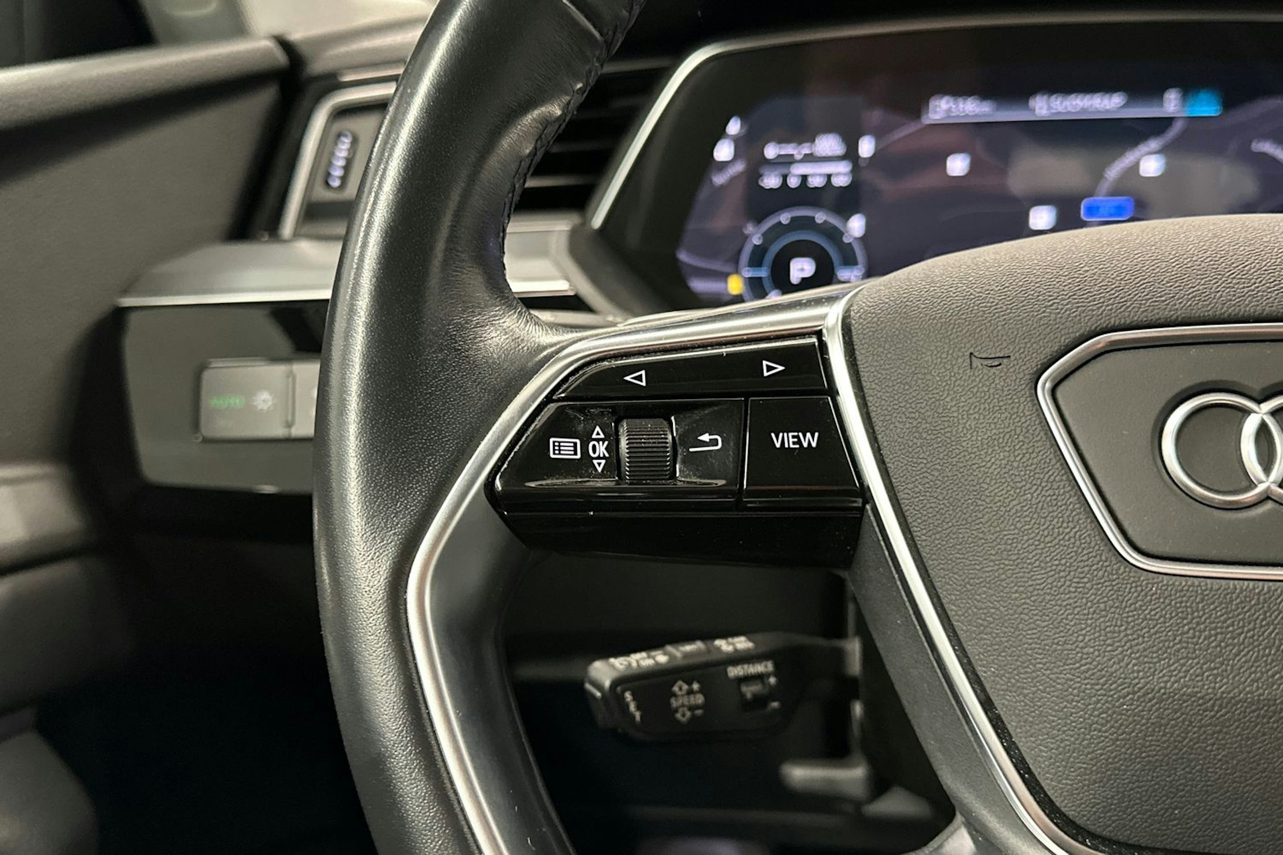musta Audi e-tron 2022 kuva 12.