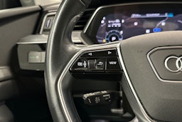 musta Audi e-tron 2022 kuva 12.