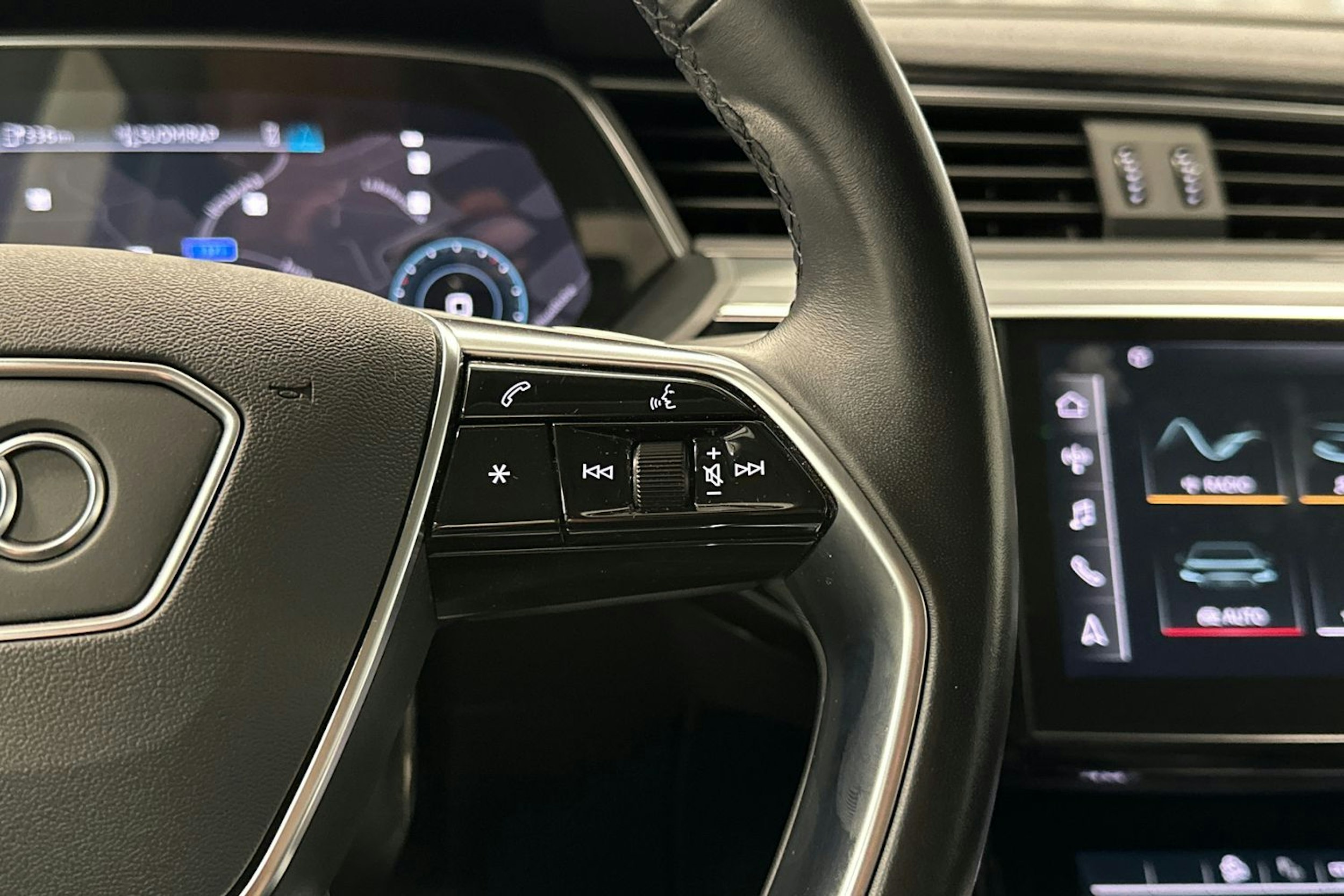 musta Audi e-tron 2022 kuva 13.