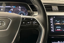 musta Audi e-tron 2022 kuva 13.
