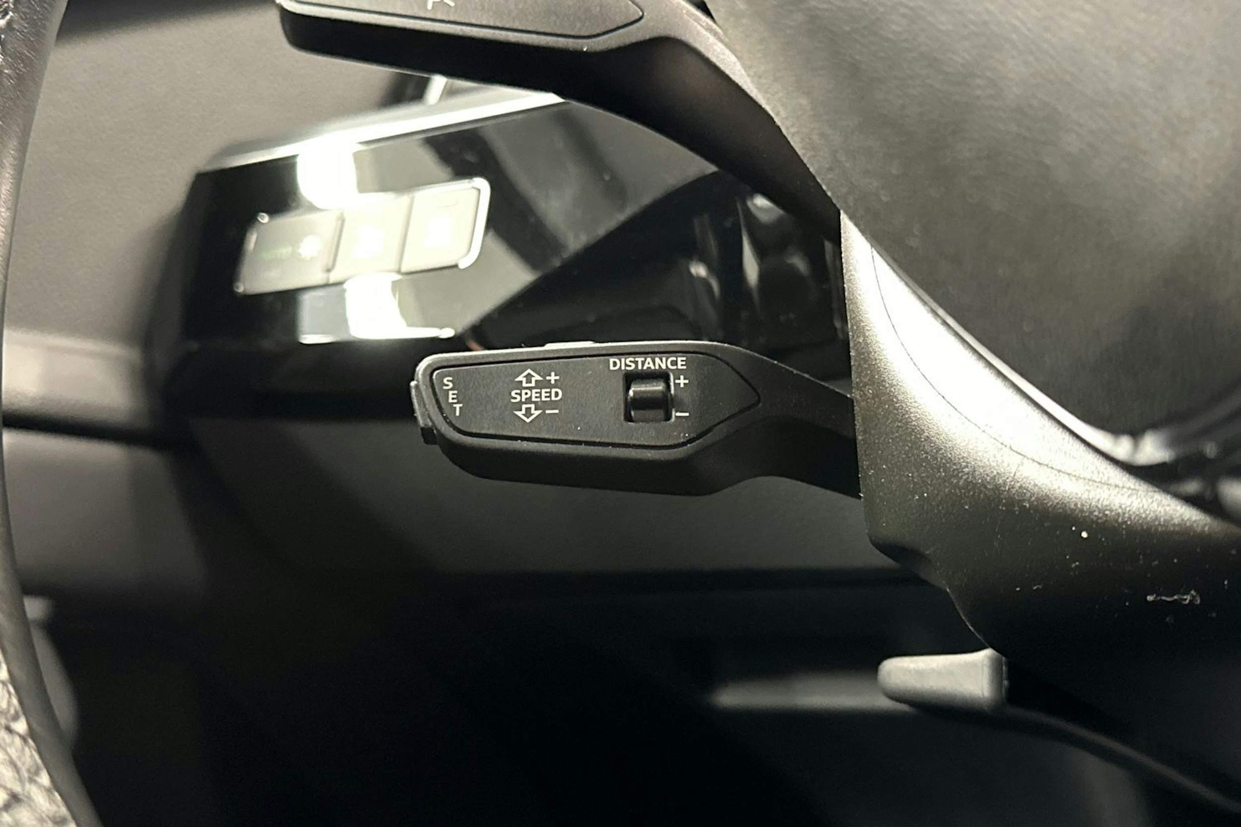 musta Audi e-tron 2022 kuva 14.