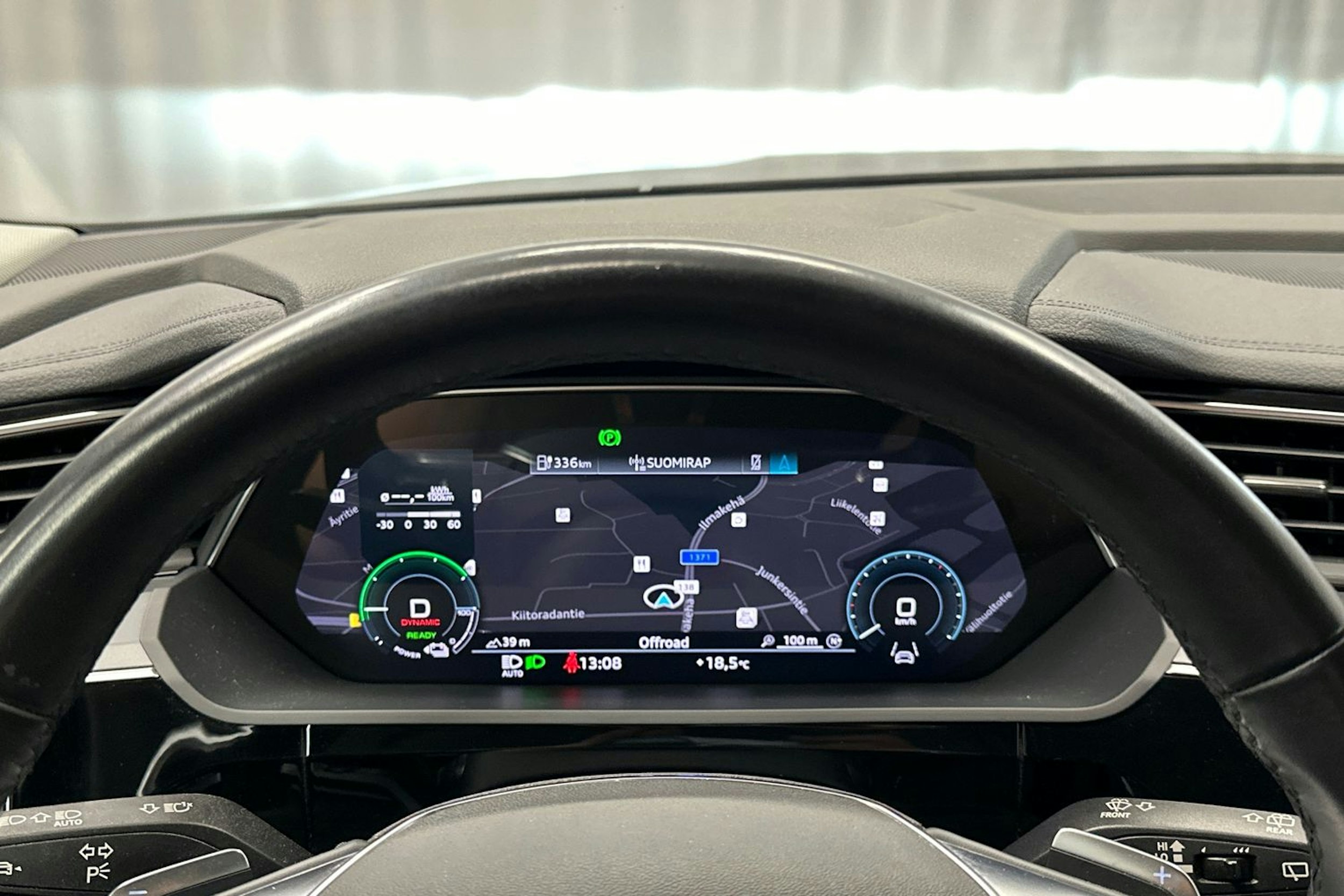 musta Audi e-tron 2022 kuva 15.