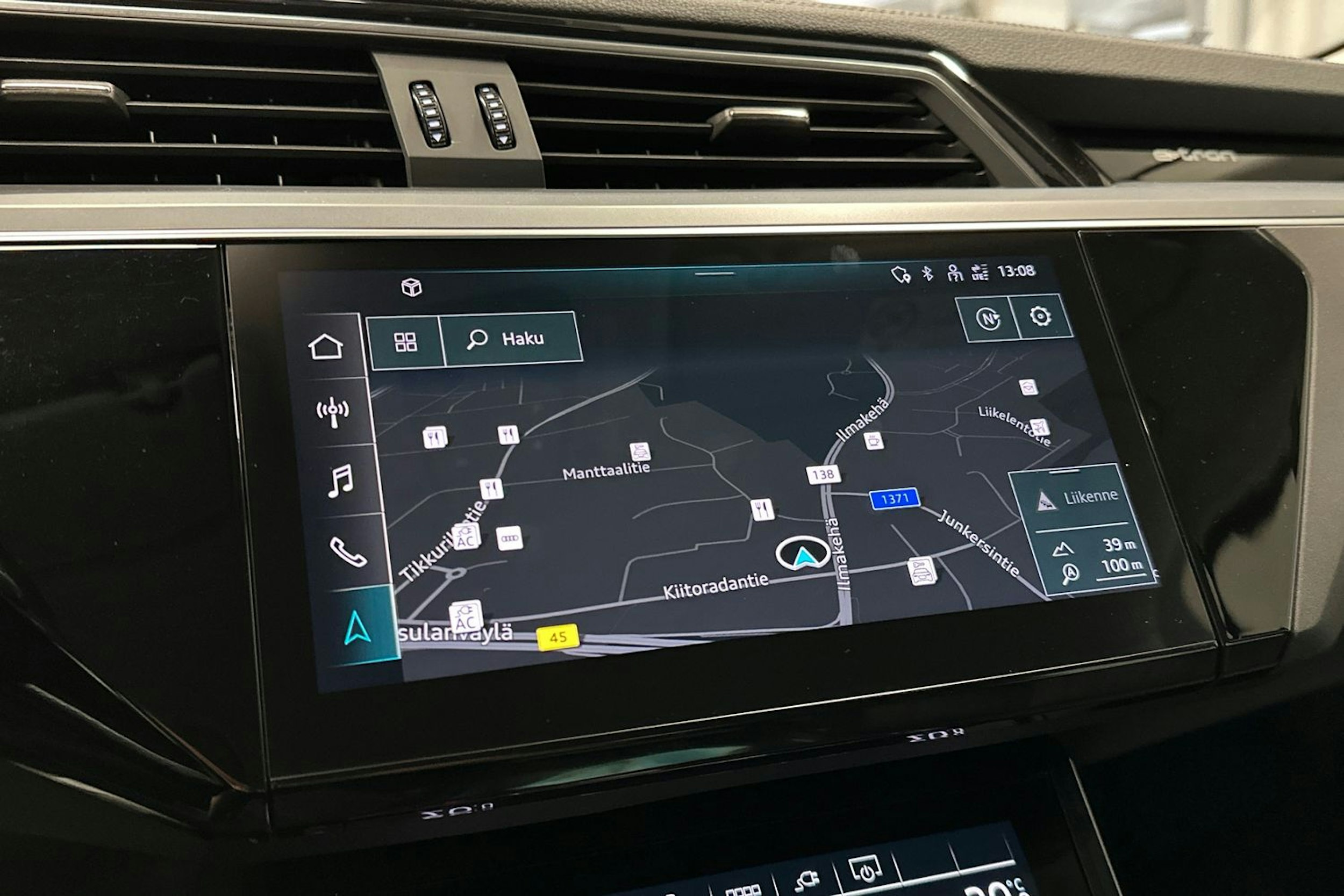 musta Audi e-tron 2022 kuva 16.