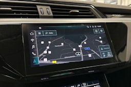 musta Audi e-tron 2022 kuva 16.