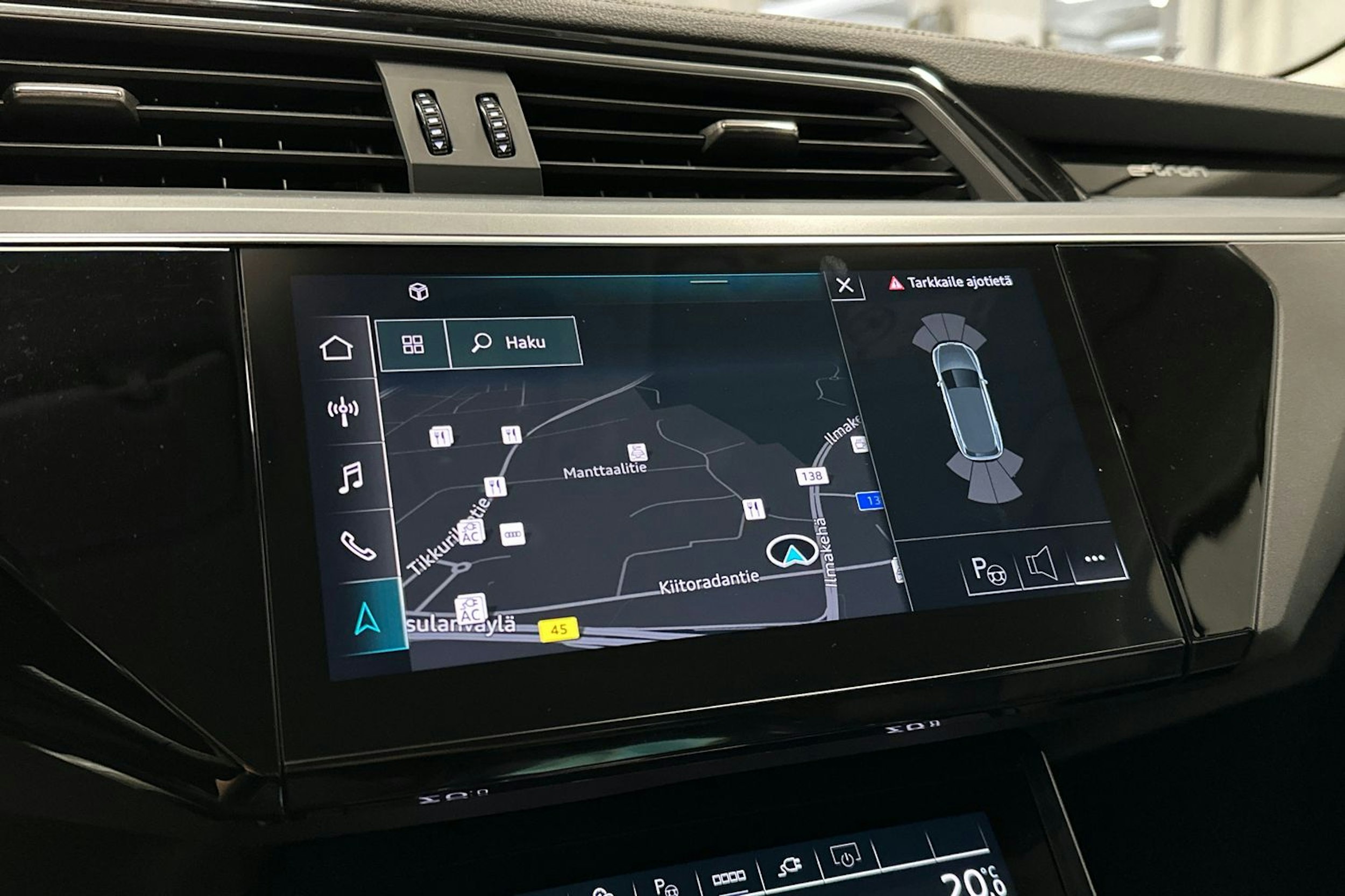 musta Audi e-tron 2022 kuva 17.