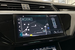 musta Audi e-tron 2022 kuva 17.