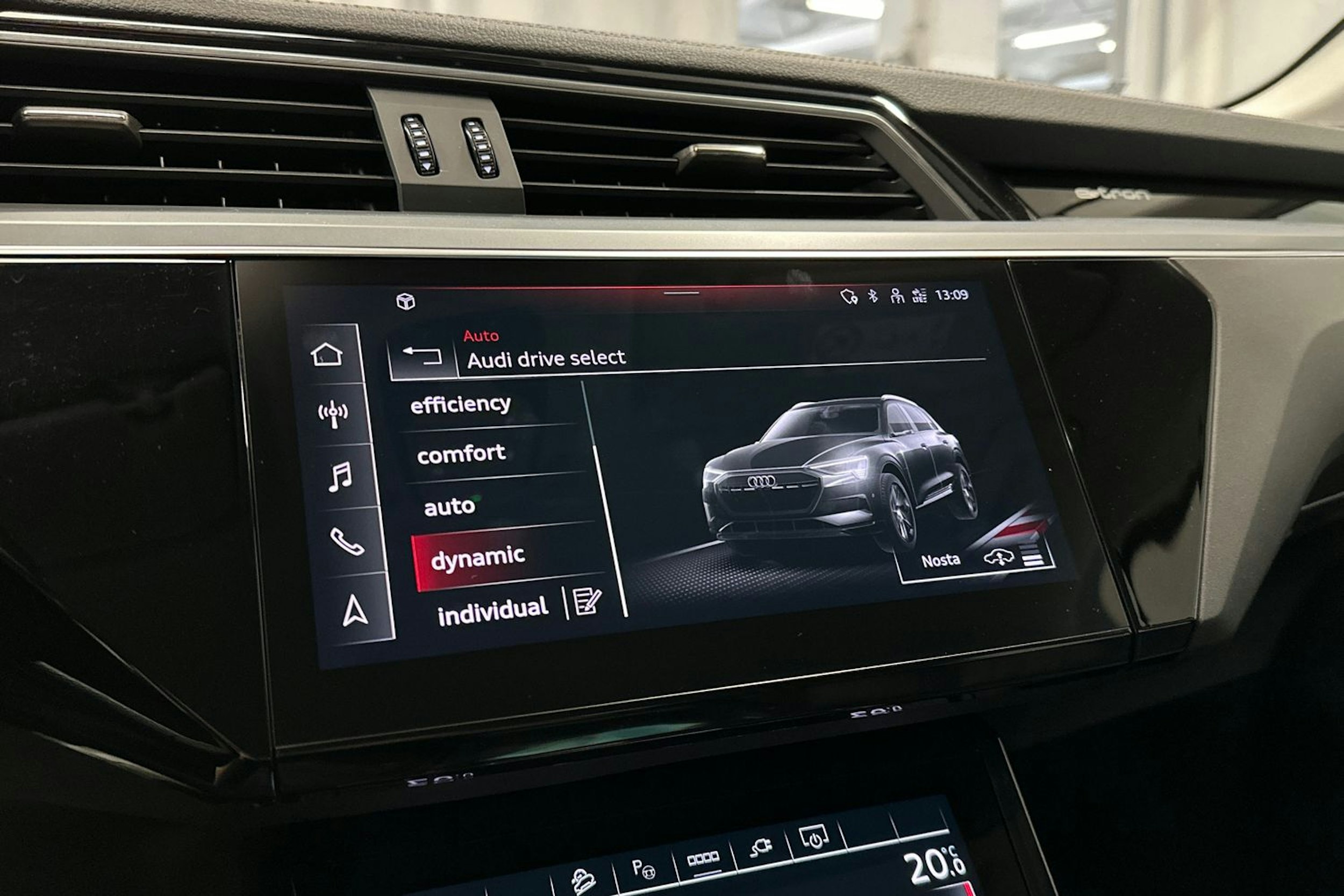 musta Audi e-tron 2022 kuva 18.